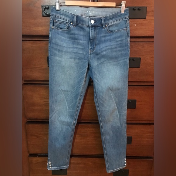 Mid Rise Skinny Crop w Pearl Ankle Accents, White House Black Market Size 4 - Picture 3 of 7